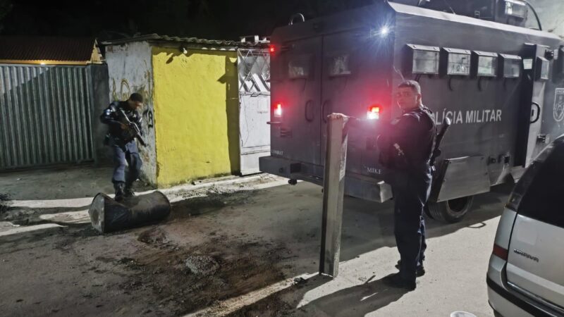 12º BPM retira barricadas com trilho de trem na Engenhoca, em Niterói