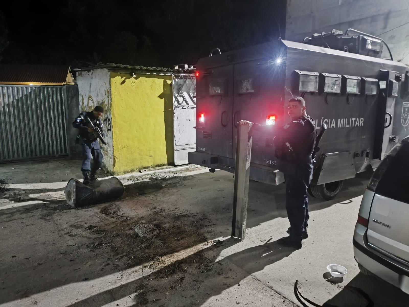 12º BPM retira barricadas com trilho de trem na Engenhoca, em Niterói