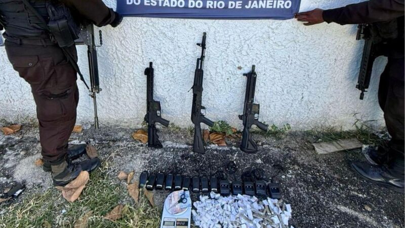 Polícia Militar apreende réplicas de fuzil e grande quantidade de drogas na Favela do Sabão, em Niterói