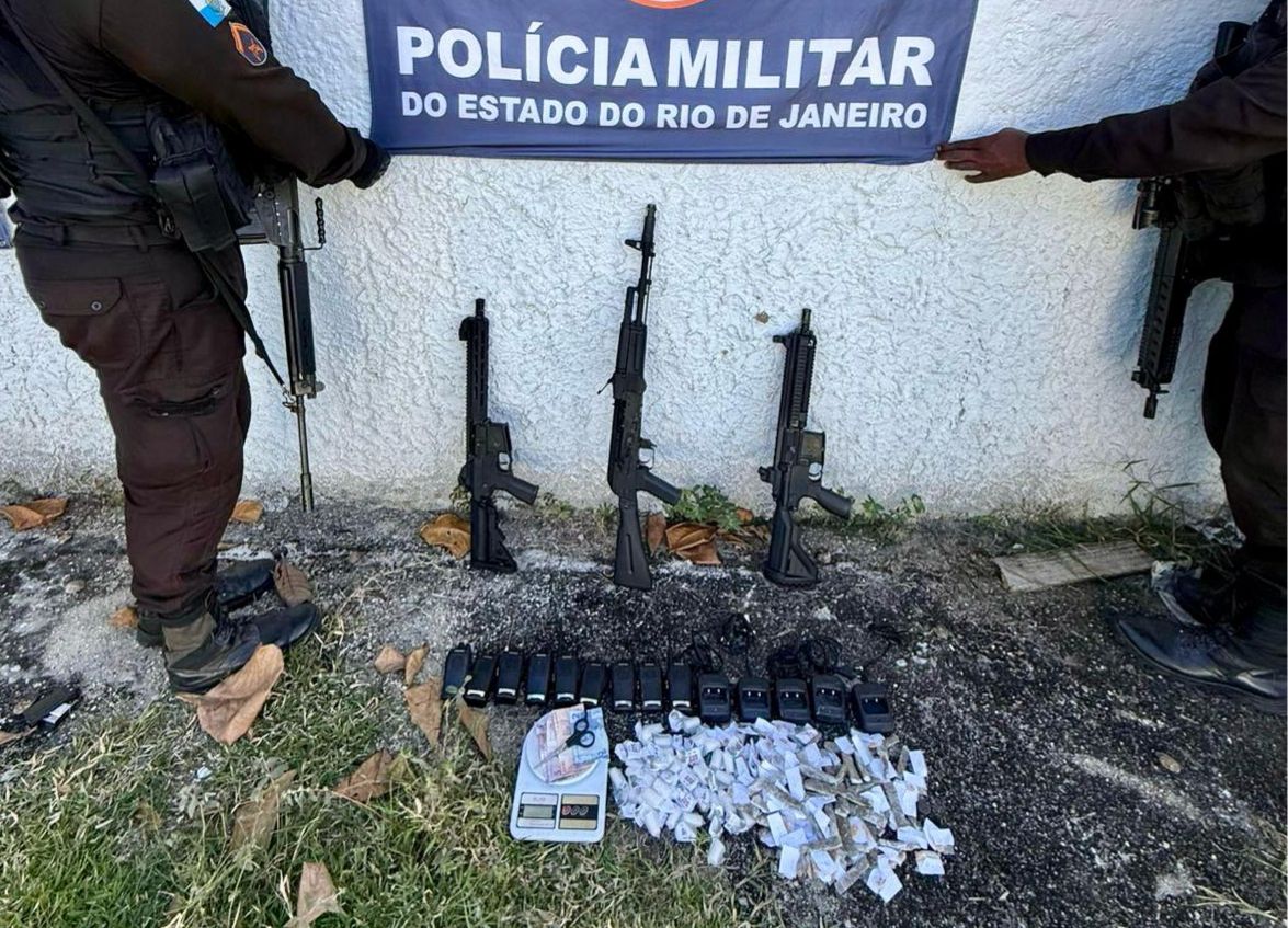 Polícia Militar apreende réplicas de fuzil e grande quantidade de drogas na Favela do Sabão, em Niterói