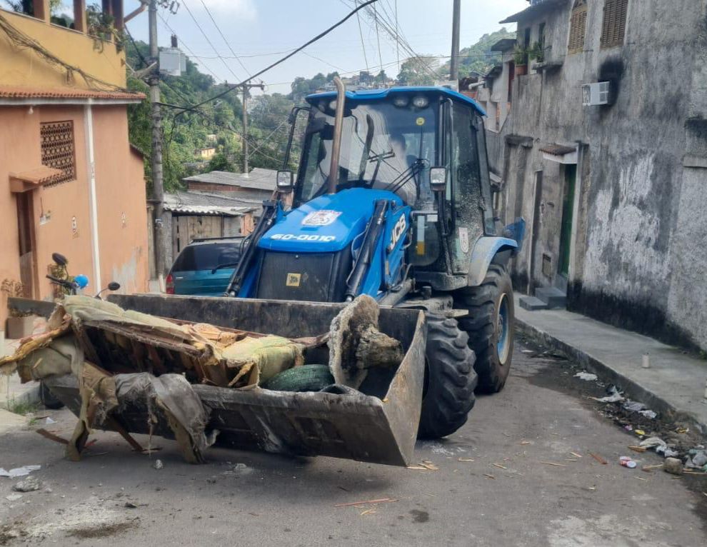 Polícia Militar remove 700 quilos de barricadas instaladas pelo tráfico em comunidades de Niterói