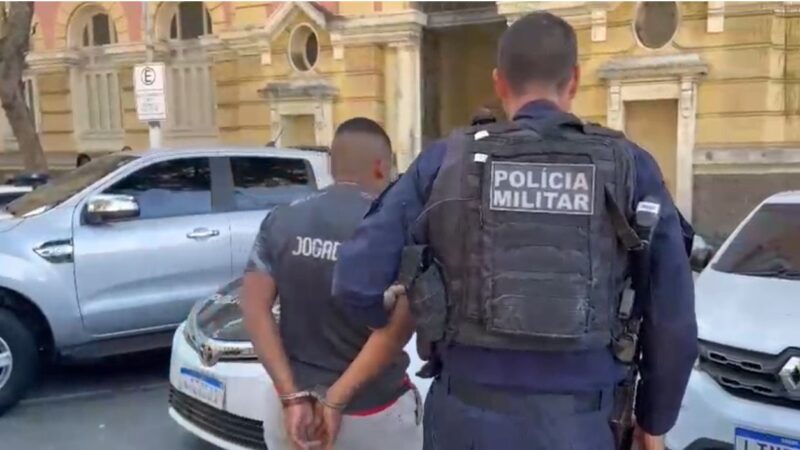 12º BPM prende suspeito com pistola, rádio transmissor e mais de 300 pinos de cocaína no Ingá, em Niterói