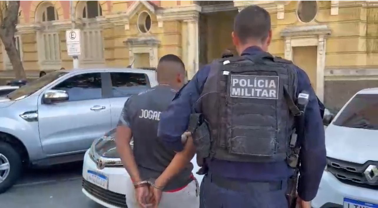 12º BPM prende suspeito com pistola, rádio transmissor e mais de 300 pinos de cocaína no Ingá, em Niterói