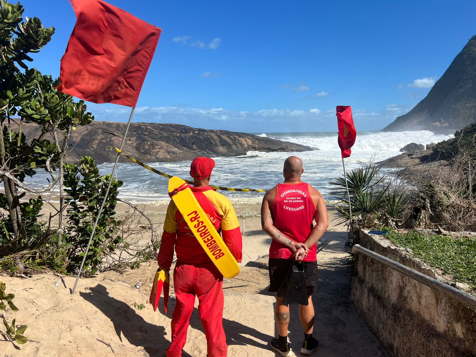 ALERTA MÁXIMO | 4º GMar interdita acessos à Praia de Itacoatiara e à Pedra do Pampo