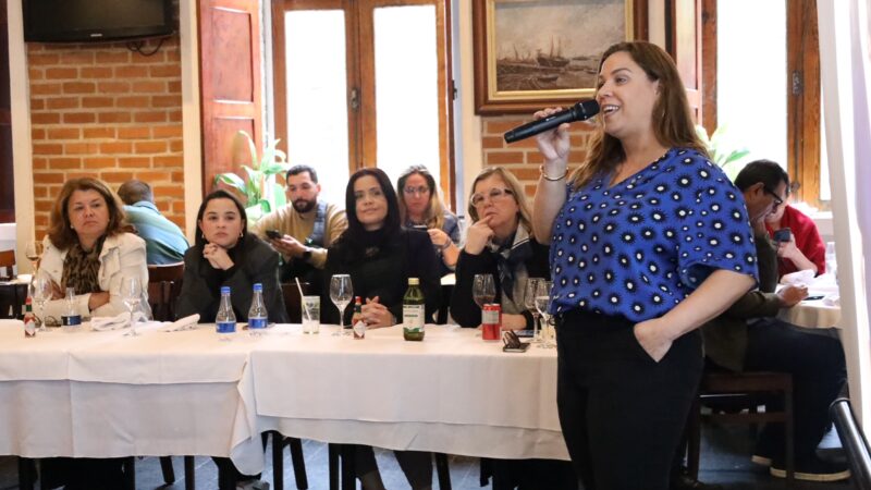 Lideranças femininas fluminenses conhecem políticas públicas para mulheres implementadas em Niterói