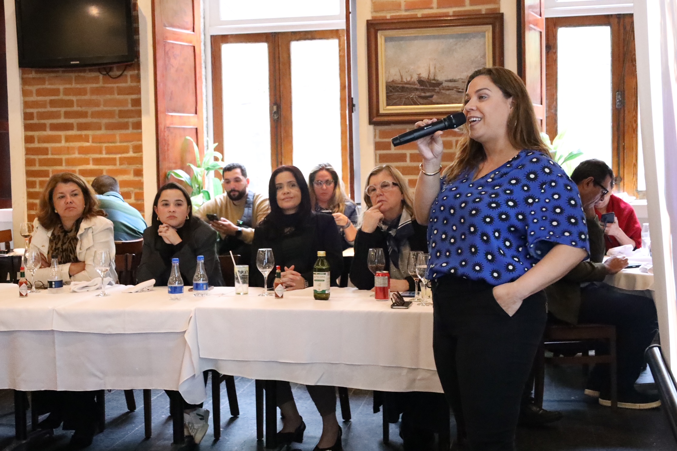 Lideranças femininas fluminenses conhecem políticas públicas para mulheres implementadas em Niterói