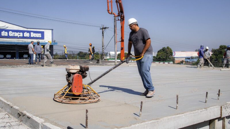 Obras na Avenida 22 de Maio avançam com concretagem de laje elevada e construção de nova ponte em Itaboraí