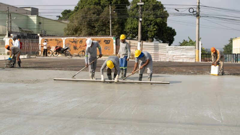 Obras na Avenida 22 de Maio avançam com finalização da laje elevada e construção de nova ponte em Itaboraí