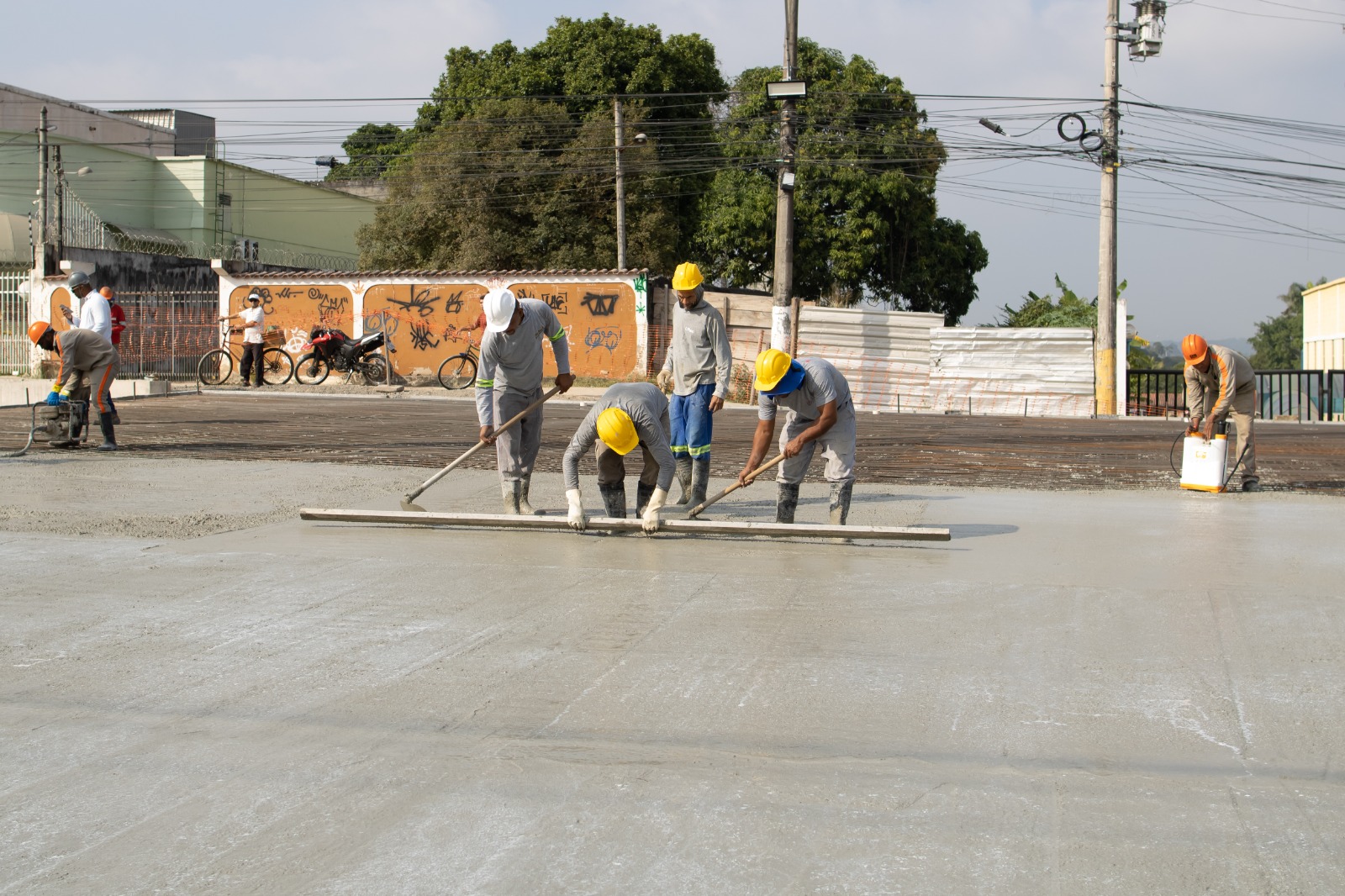 Obras na Avenida 22 de Maio avançam com finalização da laje elevada e construção de nova ponte em Itaboraí
