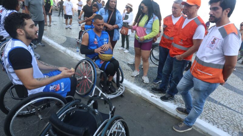 Projeto Orla Viva reúne famílias na Praia de Icaraí