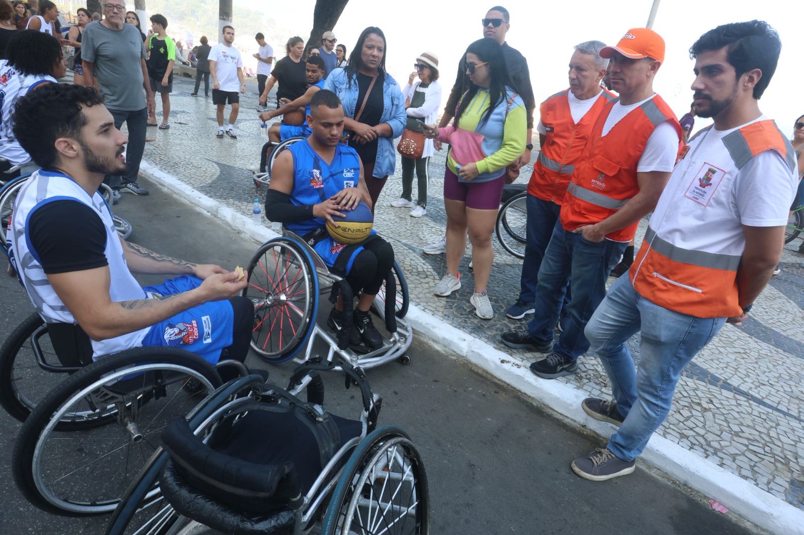 Projeto Orla Viva reúne famílias na Praia de Icaraí