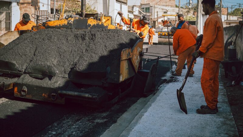 Prefeito de Itaboraí acompanha obras de pavimentação em três bairros do município