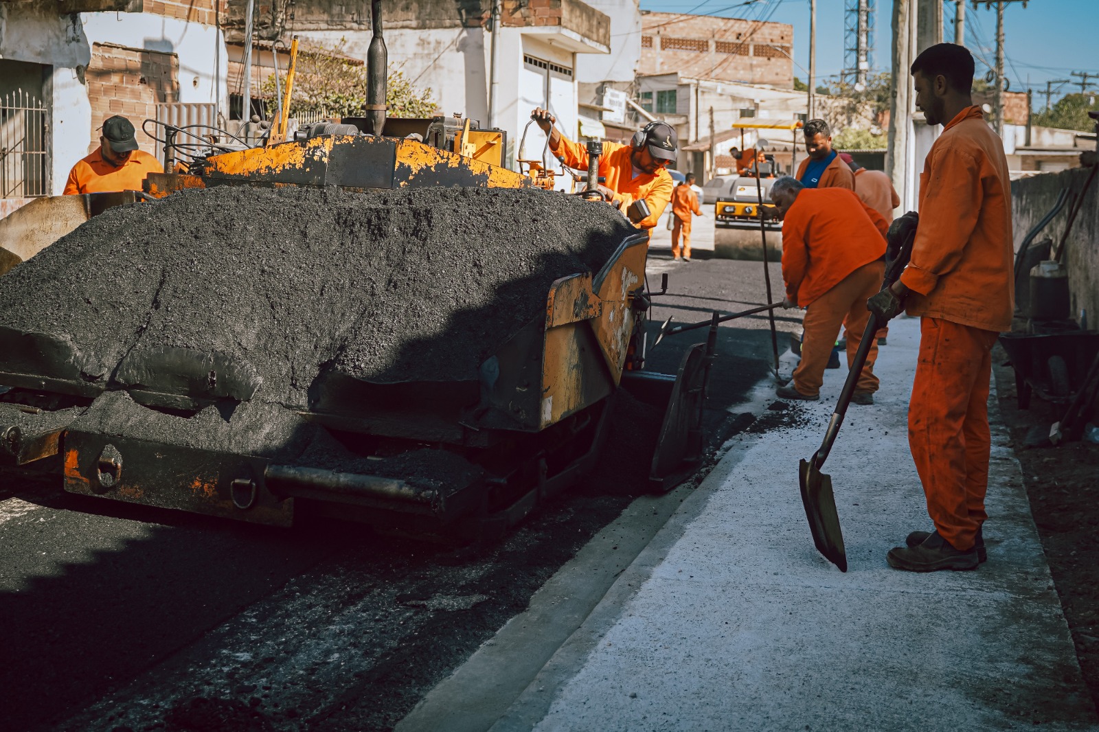 Prefeito de Itaboraí acompanha obras de pavimentação em três bairros do município