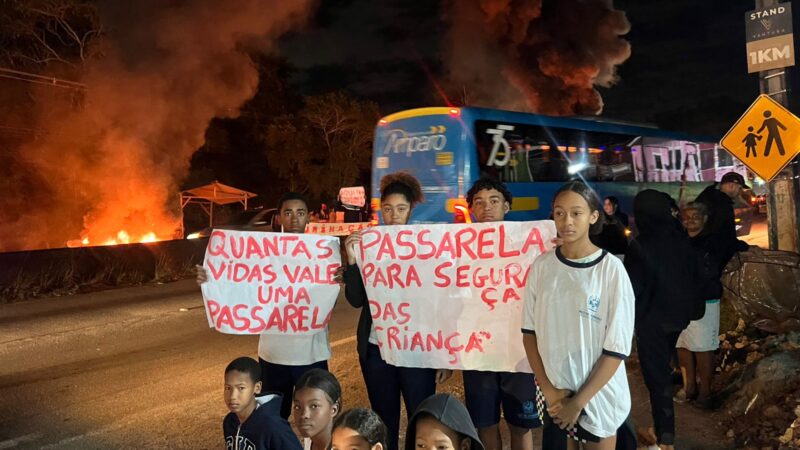 Moradores interditam RJ-106 em protesto por passarela após morte por atropelamento em São Gonçalo