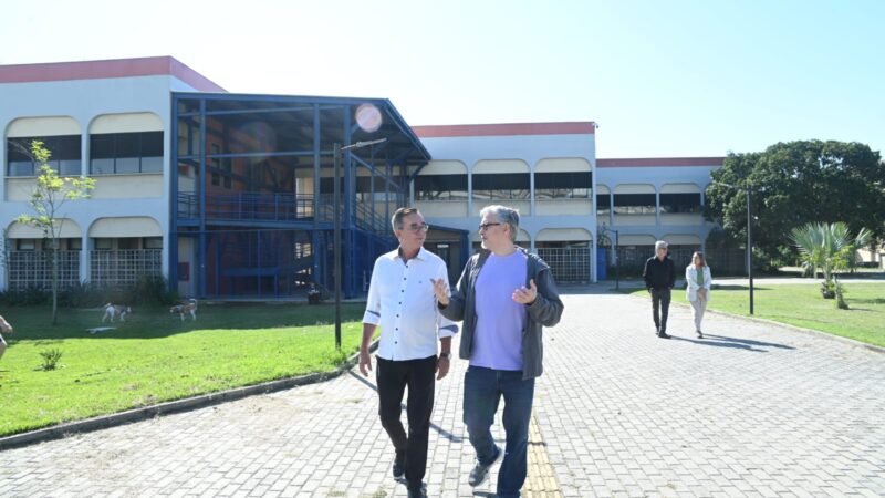 Prefeitura de Niterói visita IACS/UFF e conhece alunos do projeto “Quem Sabe de Mim Sou Eu”