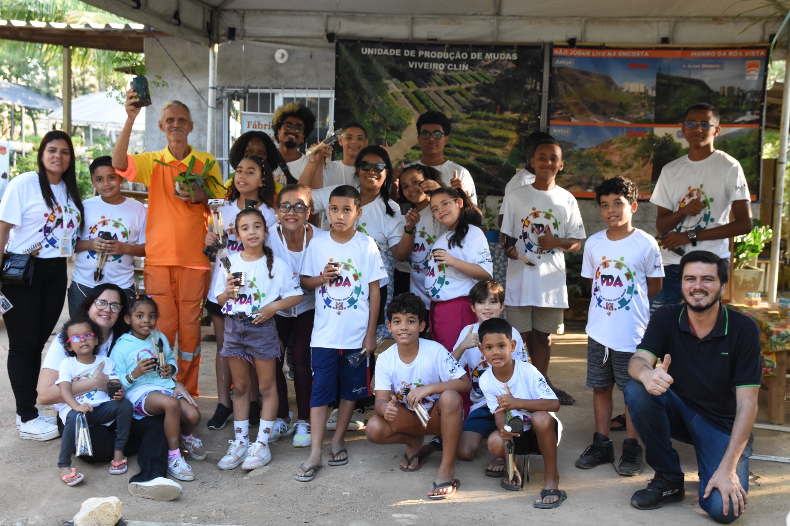 Crianças e jovens de projeto social visitam viveiro da Clin