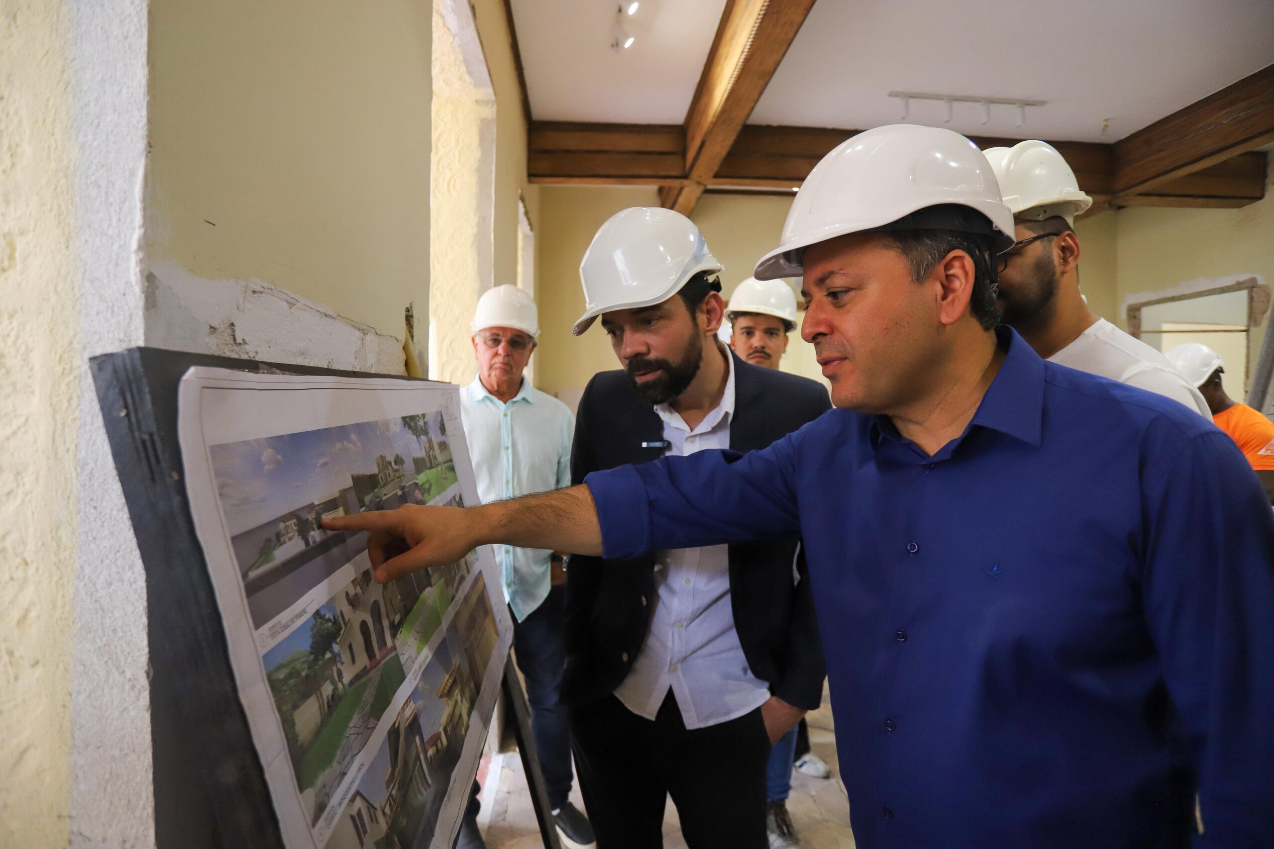 Prefeito de Niterói visita obras do Casarão Cauby Peixoto, que será entregue no aniversário da cidade