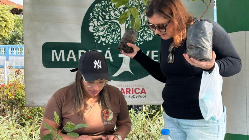 Maricá+Verde distribui mudas de plantas para moradores de Ponta Negra