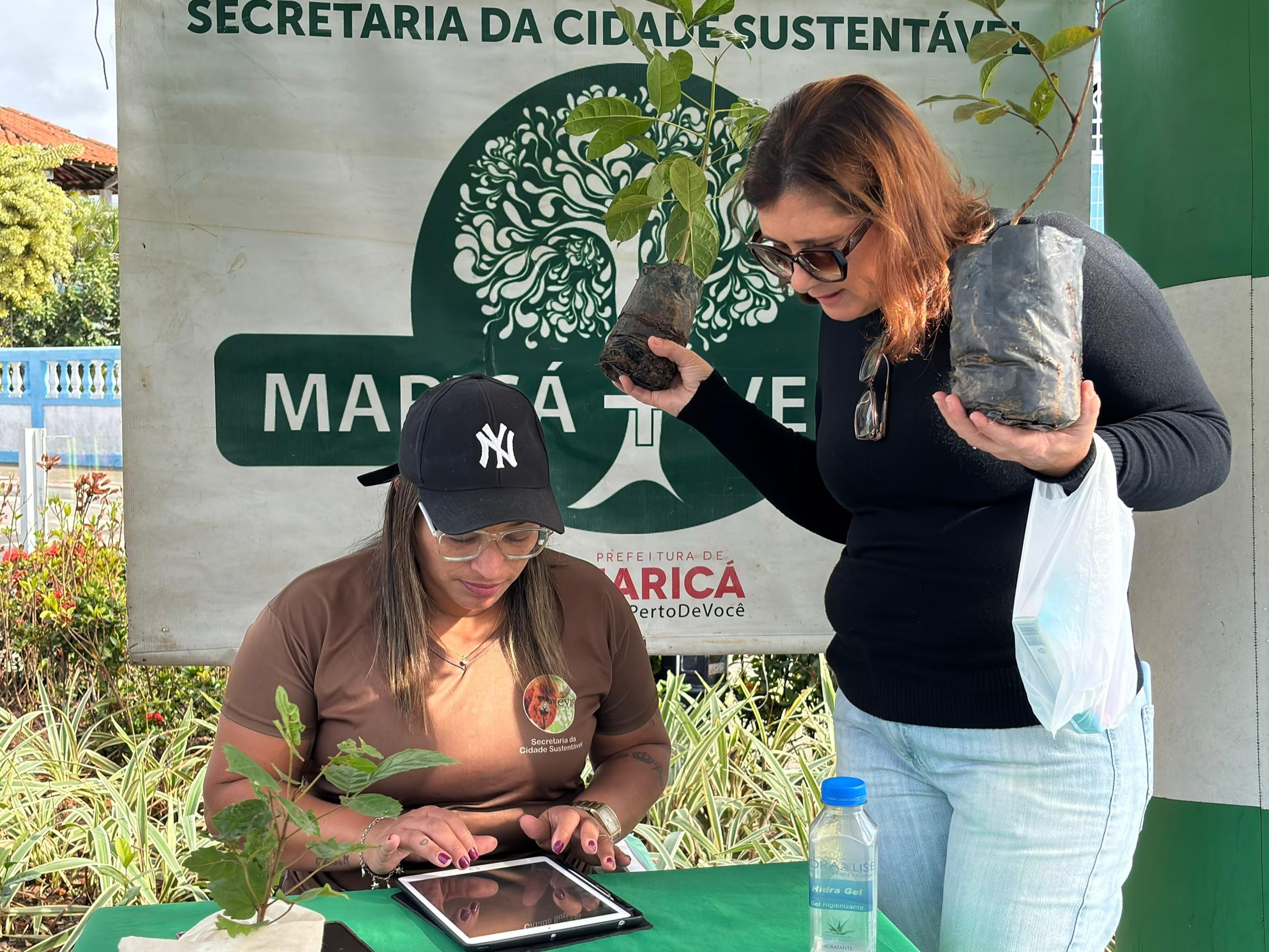 Maricá+Verde distribui mudas de plantas para moradores de Ponta Negra
