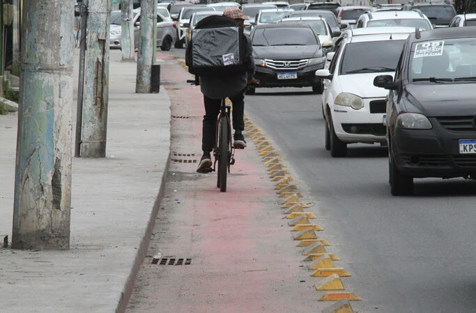 Tachões e segregadores começam a ser instalados na ciclorrota 