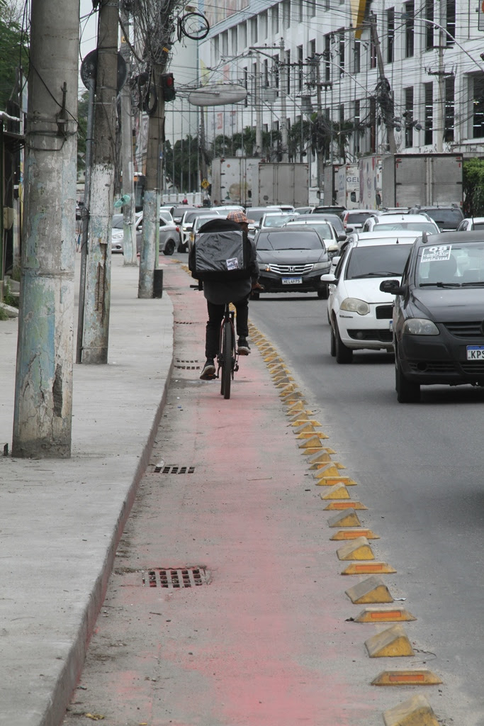 Tachões e segregadores começam a ser instalados na ciclorrota 