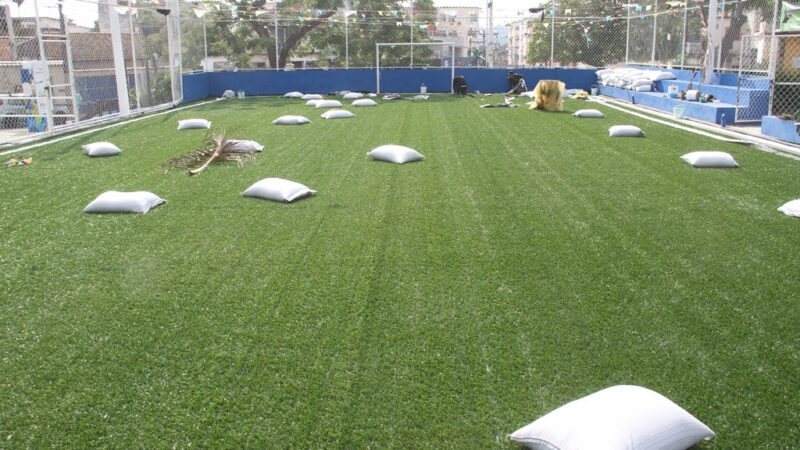 São Gonçalo substitui grama sintética danificada na Praça da Brasilândia