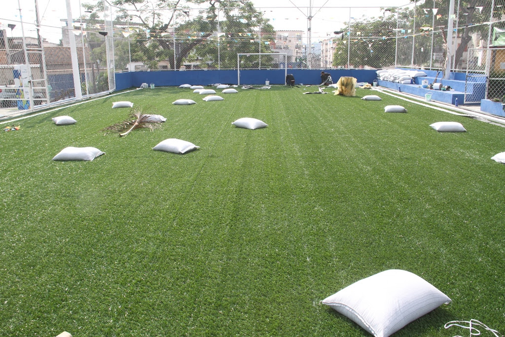 São Gonçalo substitui grama sintética danificada na Praça da Brasilândia