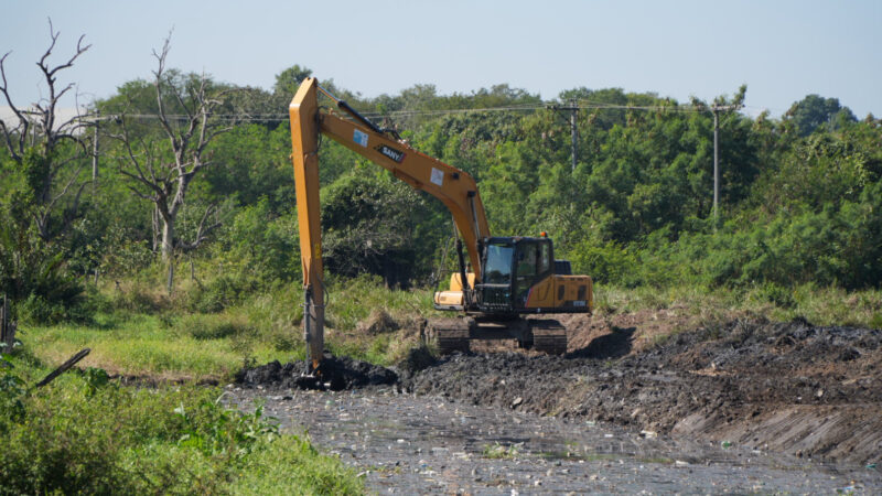 Limpa Rio realiza limpeza em canal do Jardim Catarina