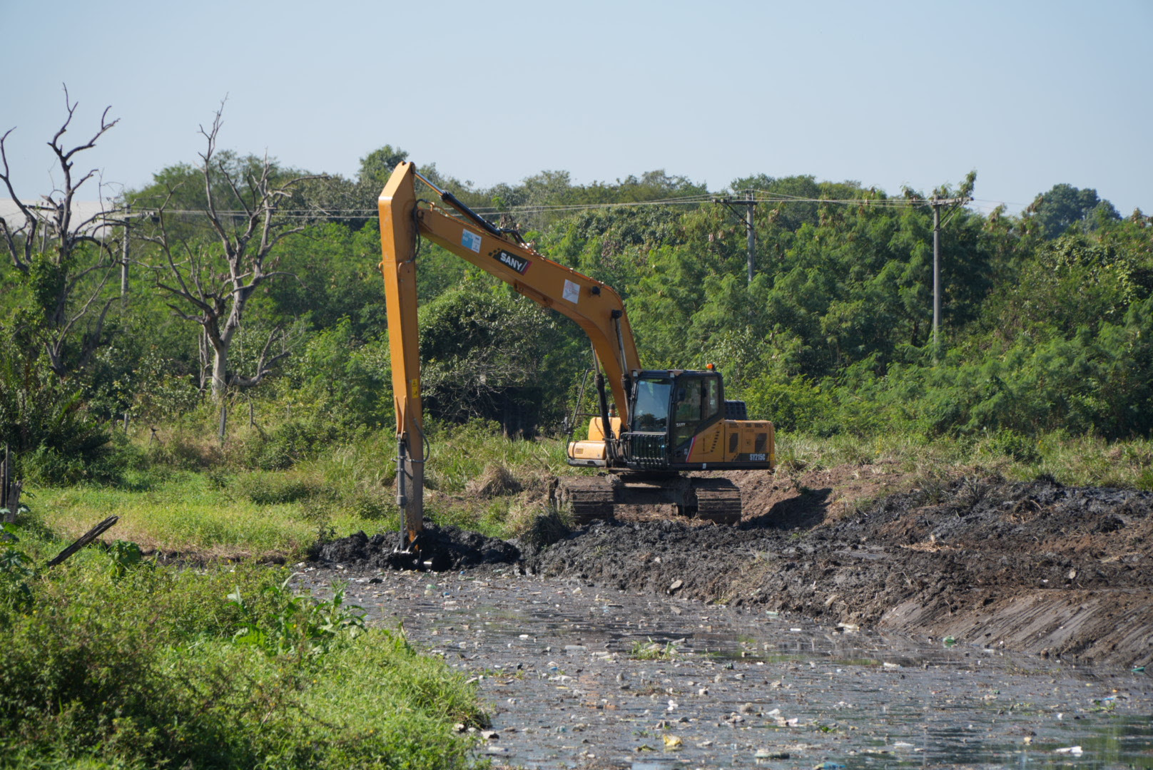 Limpa Rio realiza limpeza em canal do Jardim Catarina