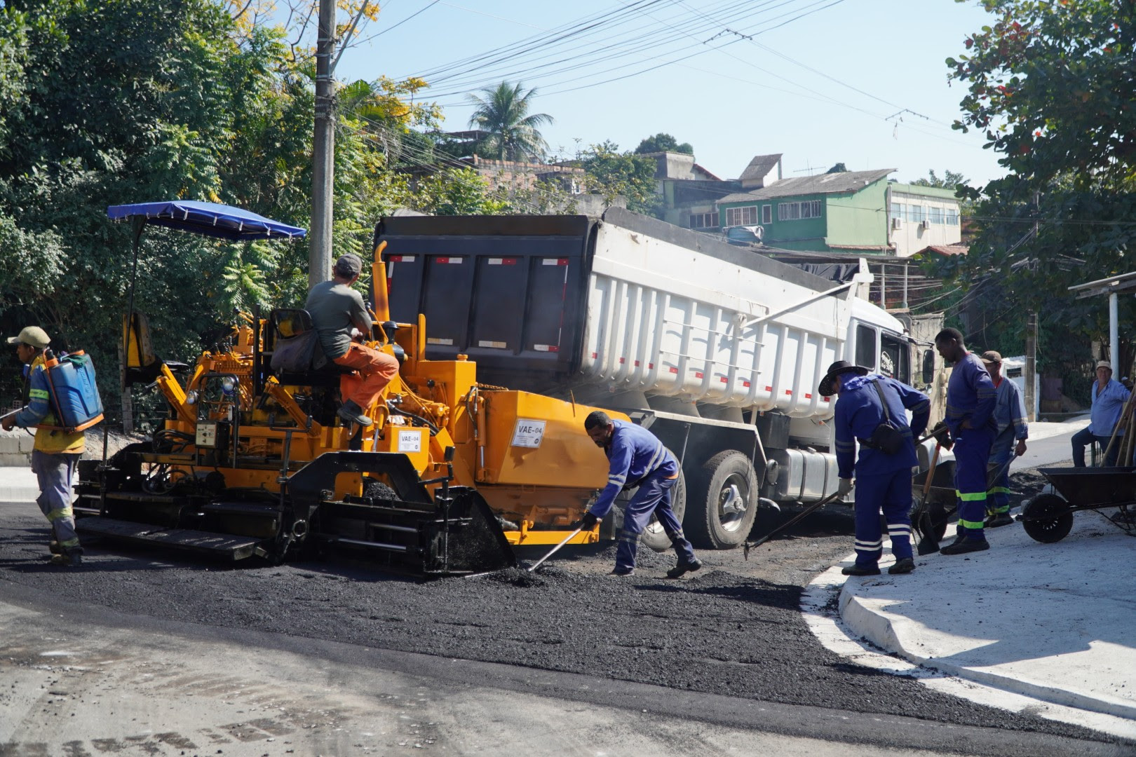 Rua do Porto do Rosa que recebeu galerias de macrodrenagem é pavimentada