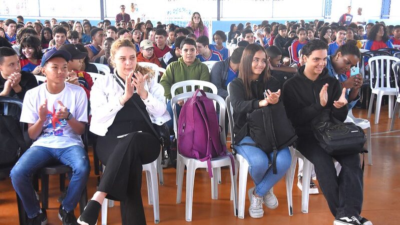 2ª Bienal da UMES nas Escolas debate bullying e anima alunos com roda de capoeira em Inoã
