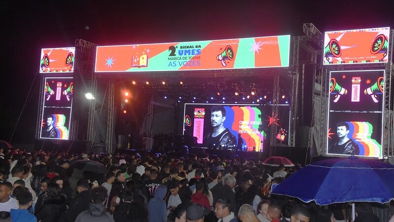Xamã agita público na 2ª Bienal da UMES, na Arena da Barra de Maricá