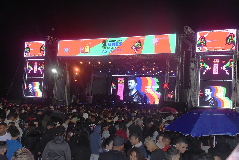 Xamã agita público na 2ª Bienal da UMES, na Arena da Barra de Maricá
