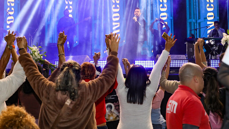 Festa da Padroeira de Maricá reúne multidão com procissão, shows e ações de inclusão