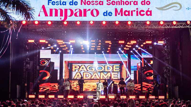 Ferrugem canta para milhares de pessoas na Festa da Padroeira de Maricá