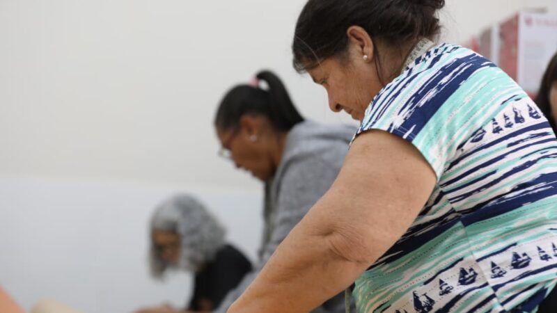 Aos 77 anos, aluna da Casa do Idoso de Maricá conquista medalhas e troféus em corridas