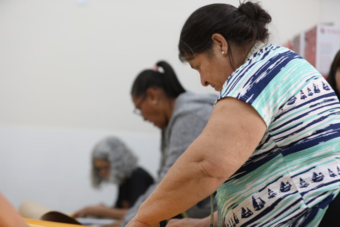 Aos 77 anos, aluna da Casa do Idoso de Maricá conquista medalhas e troféus em corridas