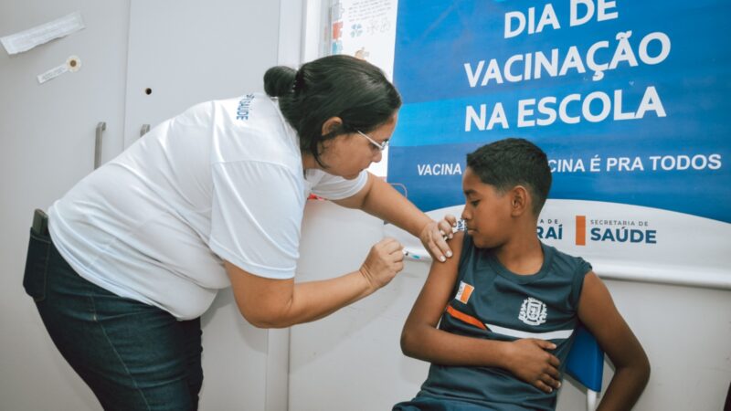 Alunos da rede municipal de Itaboraí recebem vacinas em ação integrada entre Saúde e Educação