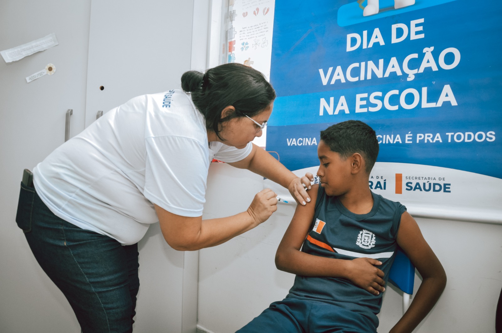 Alunos da rede municipal de Itaboraí recebem vacinas em ação integrada entre Saúde e Educação