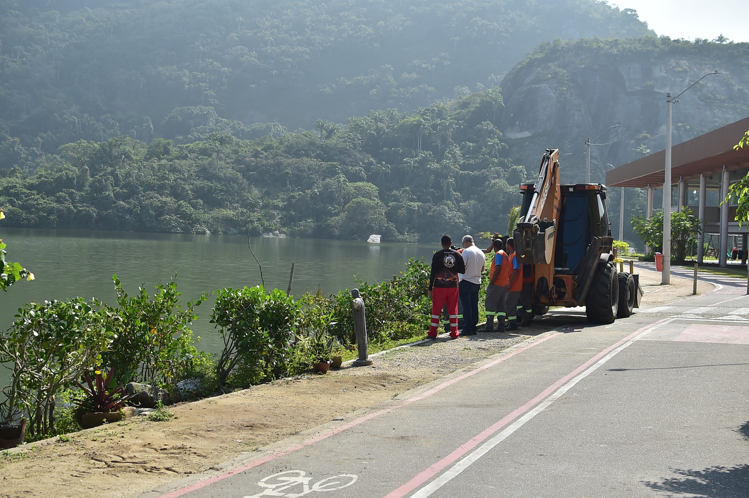 Prefeitura de Niterói remove deck irregular na Lagoa de Piratininga