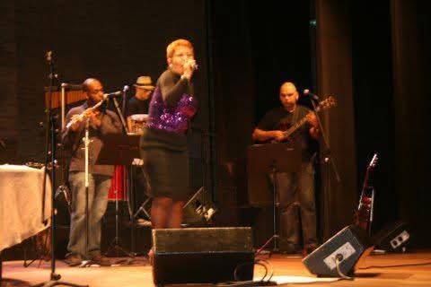 Ritah Mansur leva música e emoção ao projeto “Arte na Rua” em Icaraí