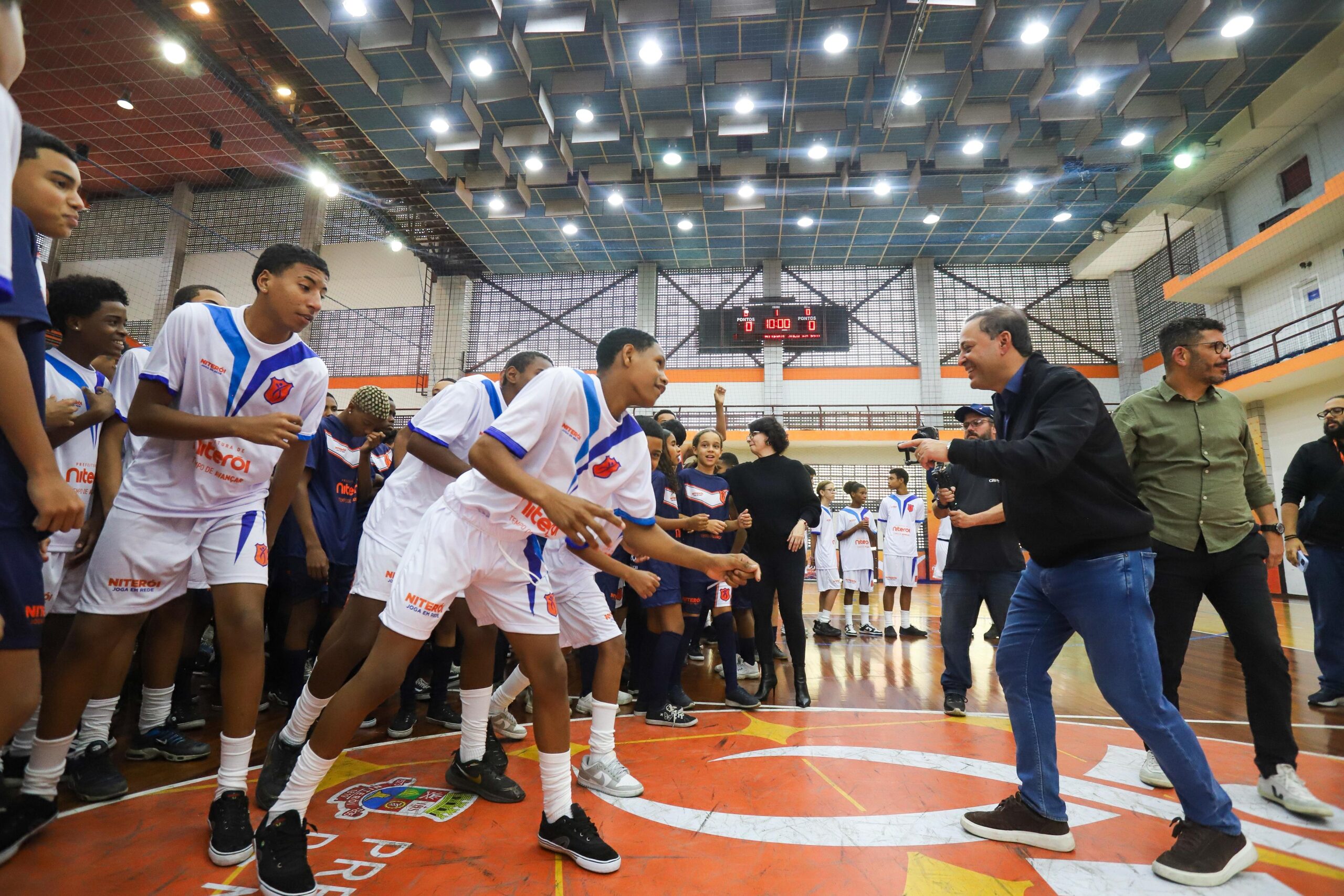 Prefeitura de Niterói distribui 37 mil kits de uniformes para os estudantes que irão disputar o JEN 2025