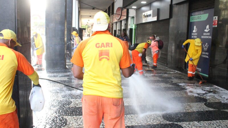 Companhia de Limpeza de Niterói reforça serviço de lavagem na Avenida Amaral Peixoto