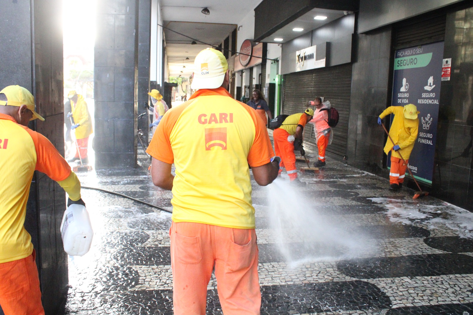 Companhia de Limpeza de Niterói reforça serviço de lavagem na Avenida Amaral Peixoto