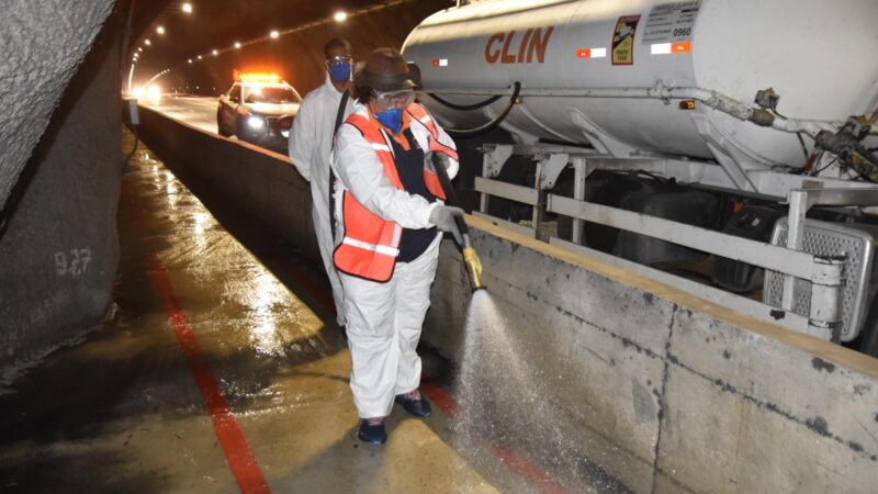 Clin realiza serviço de limpeza no Túnel Charitas-Cafubá
