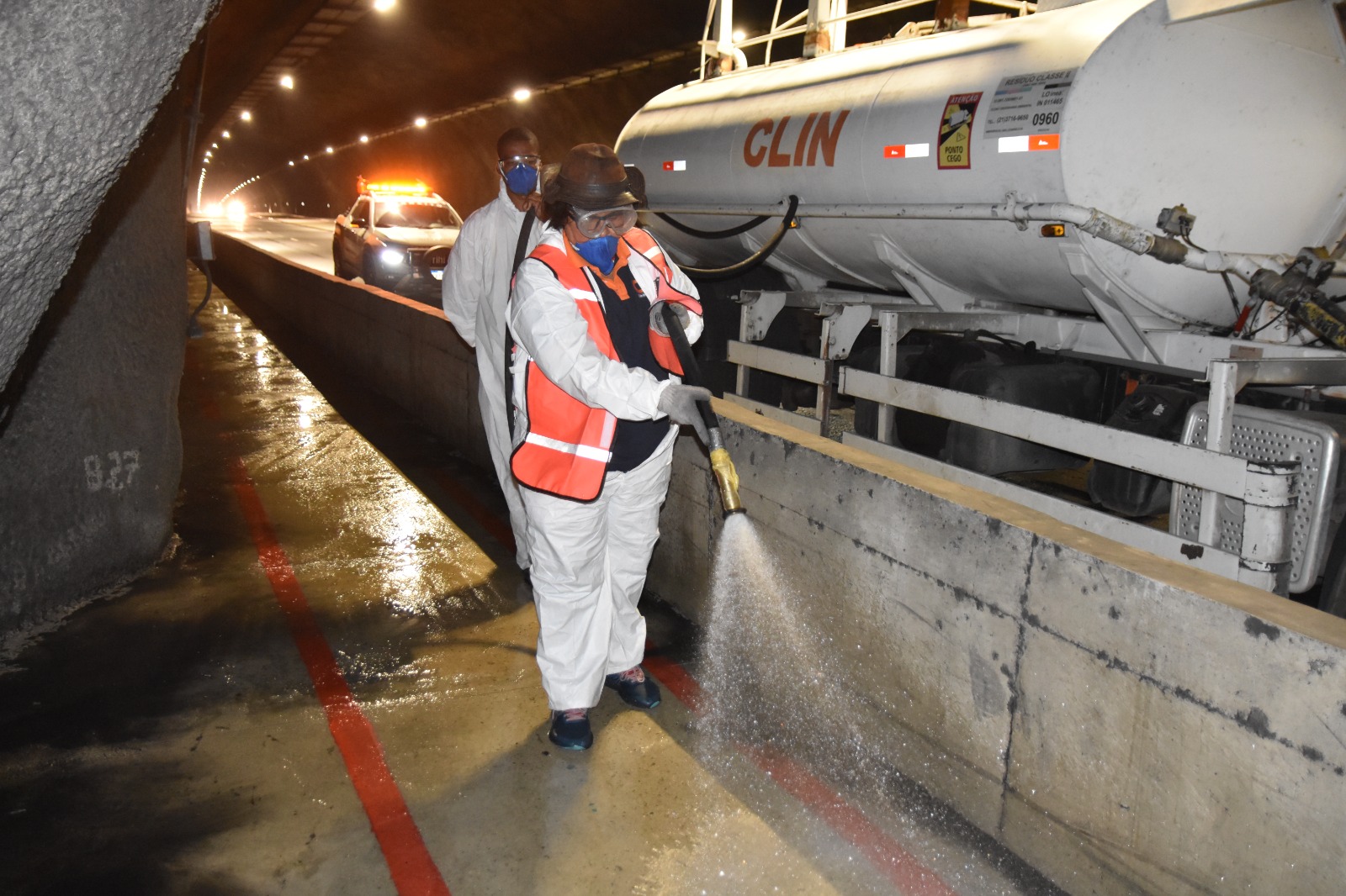 Clin realiza serviço de limpeza no Túnel Charitas-Cafubá
