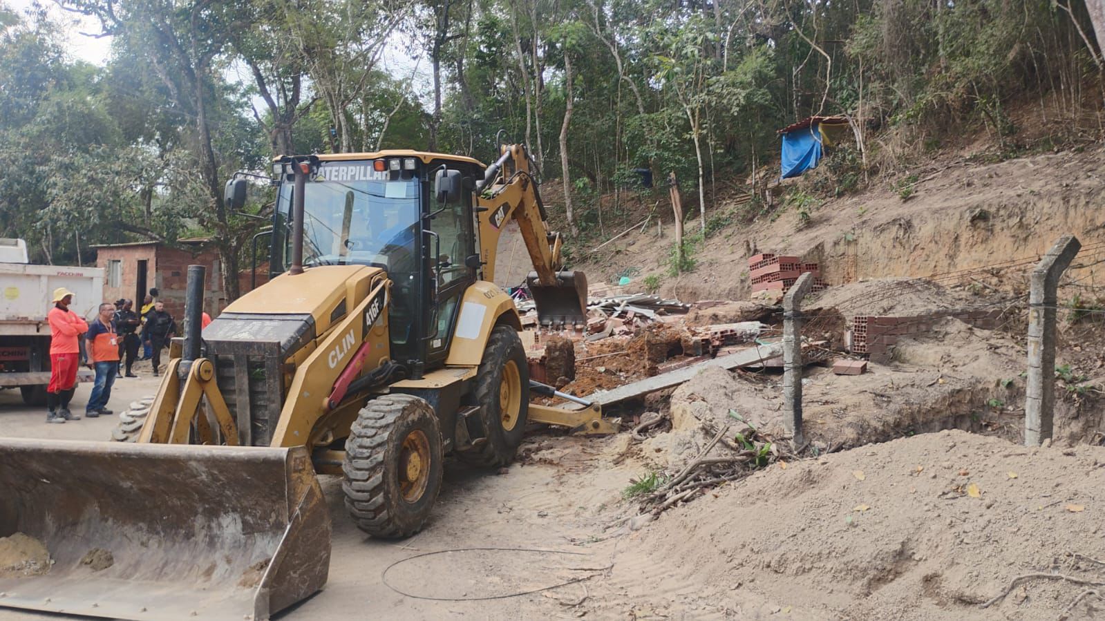 Prefeitura e Ministério Público combatem ocupação irregular e demolem construções clandestinas no Badu