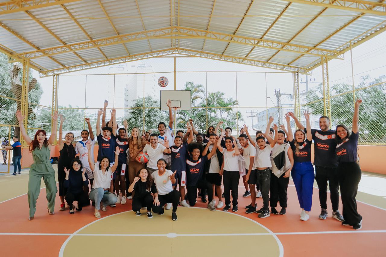 Educação de Niterói entrega nova quadra poliesportiva na E.M. Paulo Freire