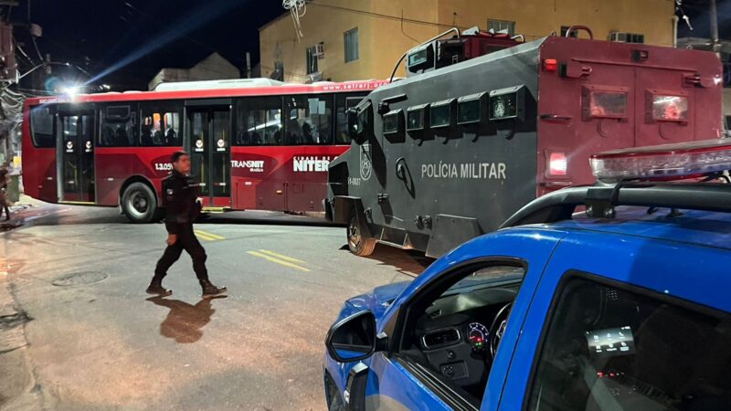 Criminosos usam ônibus para fechar vias durante tiroteio em Niterói
