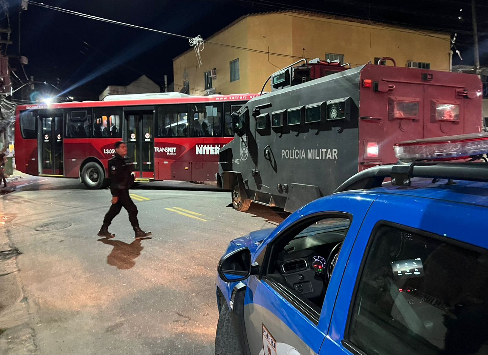 Criminosos usam ônibus para fechar vias durante tiroteio em Niterói
